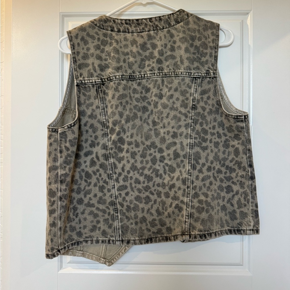 Universal Thread Leopard Print Vest - Picture 3 of 4